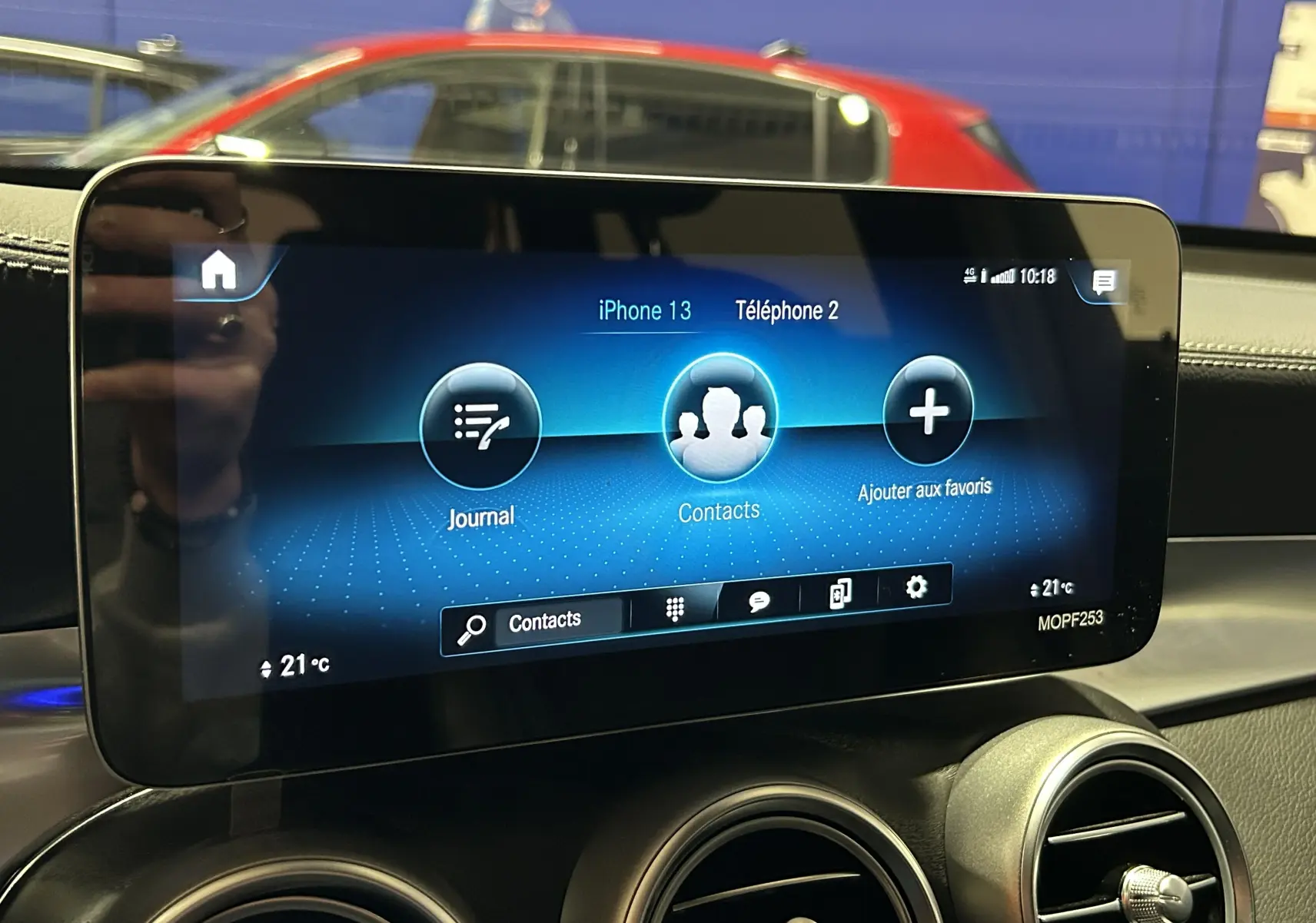 Écran tactile central de la Mercedes GLC 220D AMG Line 2021, avec affichage des contacts et tableau de bord noir.