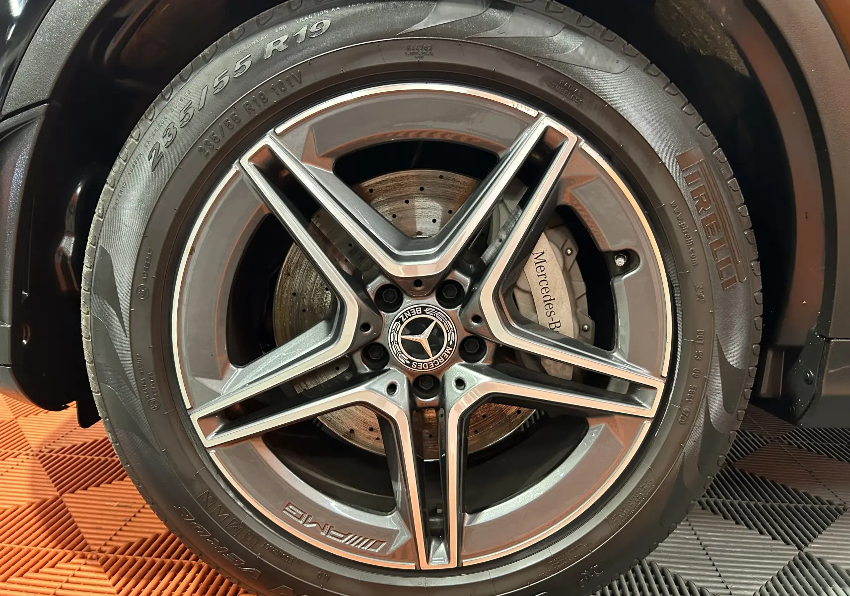 Gros plan sur la jante AMG 19 pouces avec logo Mercedes et étrier de frein visible sur Mercedes GLC noir Obsidienne.