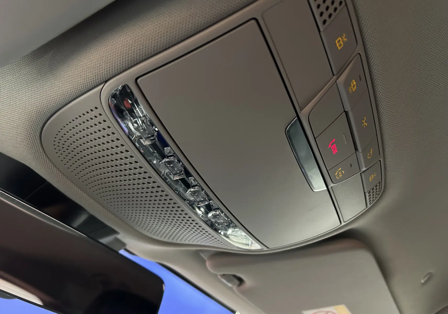 Vue en gros plan du plafonnier gris avec commandes et éclairage intérieur du Mercedes GLC 220D AMG Line noir Obsidienne.