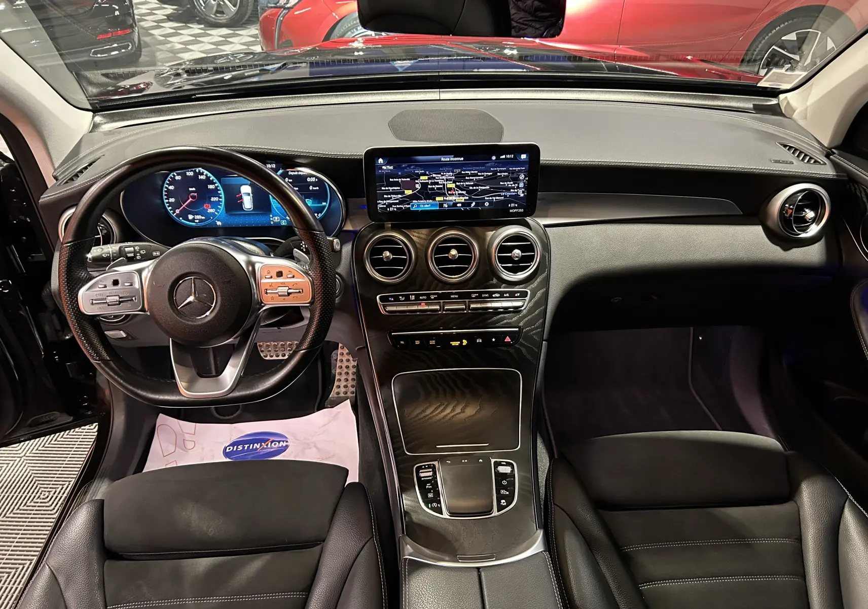 Vue intérieure avant du Mercedes GLC 220D AMG Line 2021, tableau de bord et volant cuir noir avec écran central tactile.