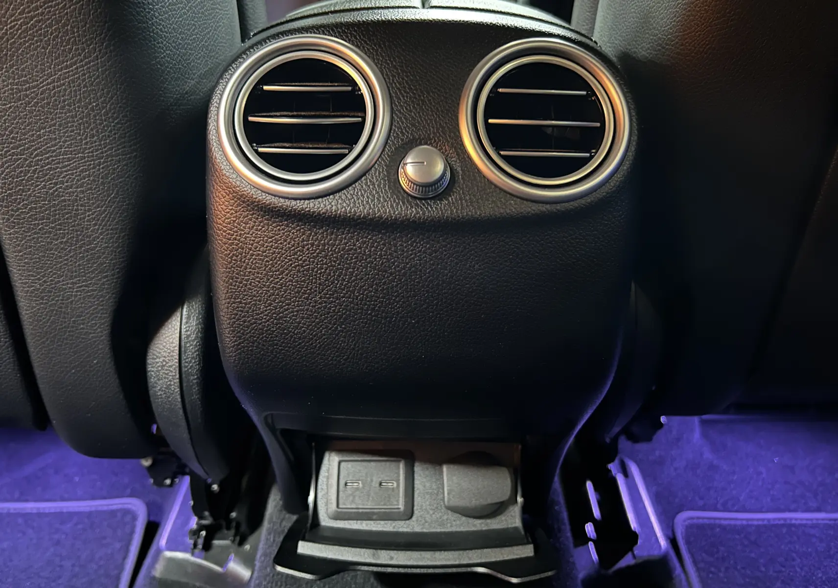 Vue rapprochée des aérateurs arrière et prises USB dans l’habitacle noir du Mercedes GLC 220D AMG Line 2021.