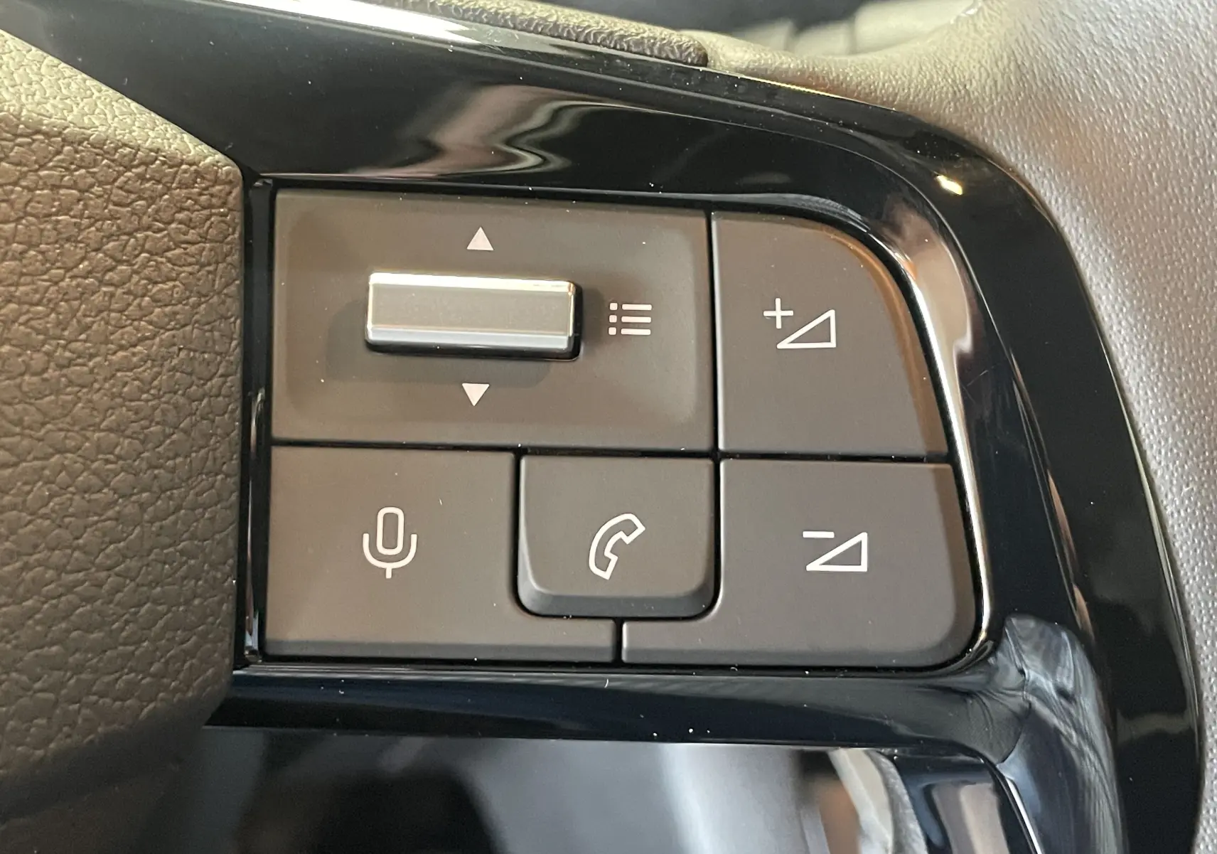 Gros plan sur les commandes multifonctions du volant cuir noir du Peugeot Traveller 2026, version XL Business.