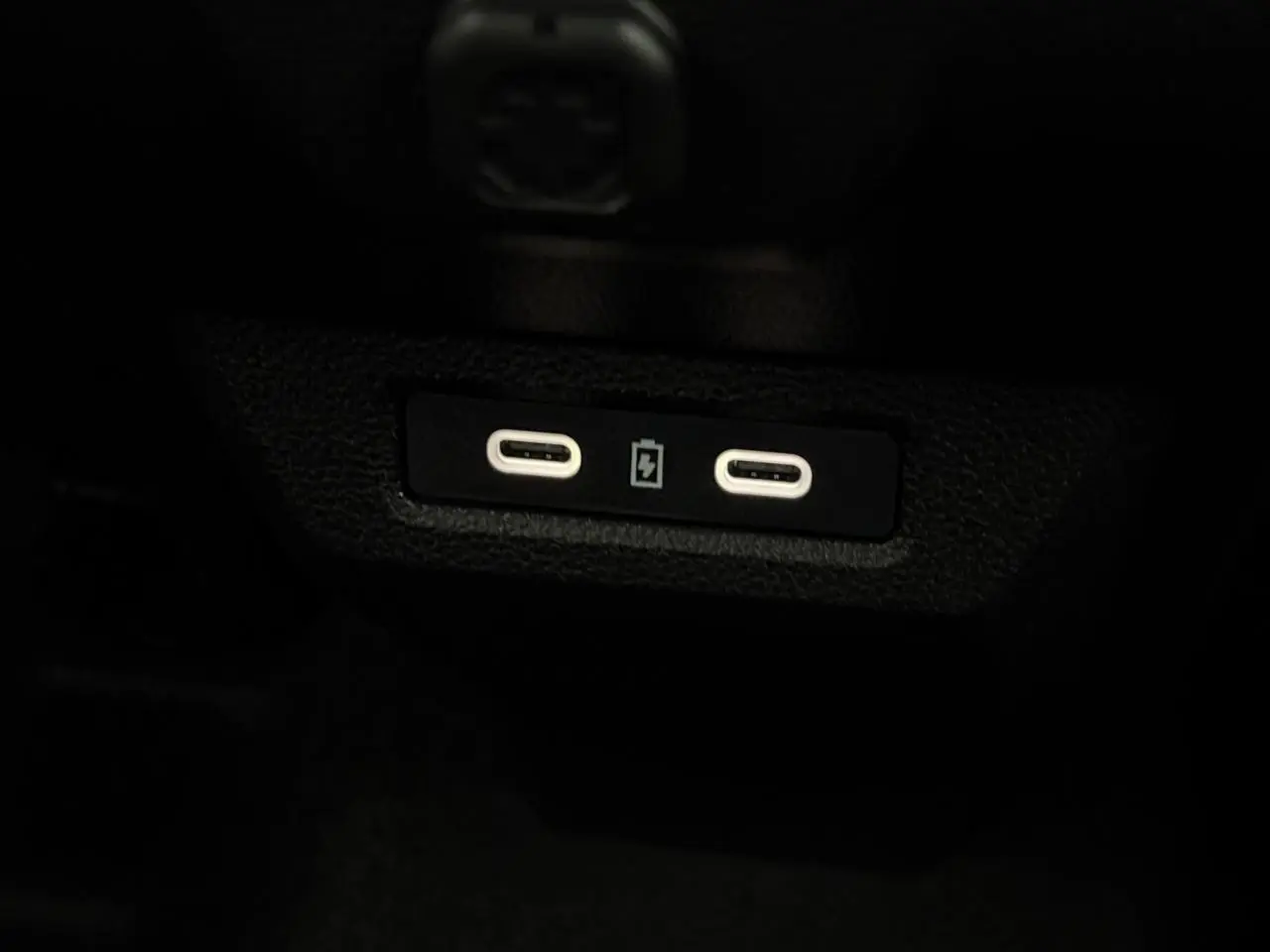 Gros plan sur deux ports USB-C de recharge situés à l'arrière de la console centrale du Dacia Duster gris Schiste.