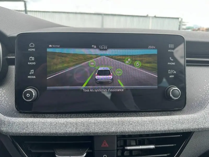 Écran tactile central affichant les aides à la conduite du Skoda Scala gris argenté, vue intérieure frontale.