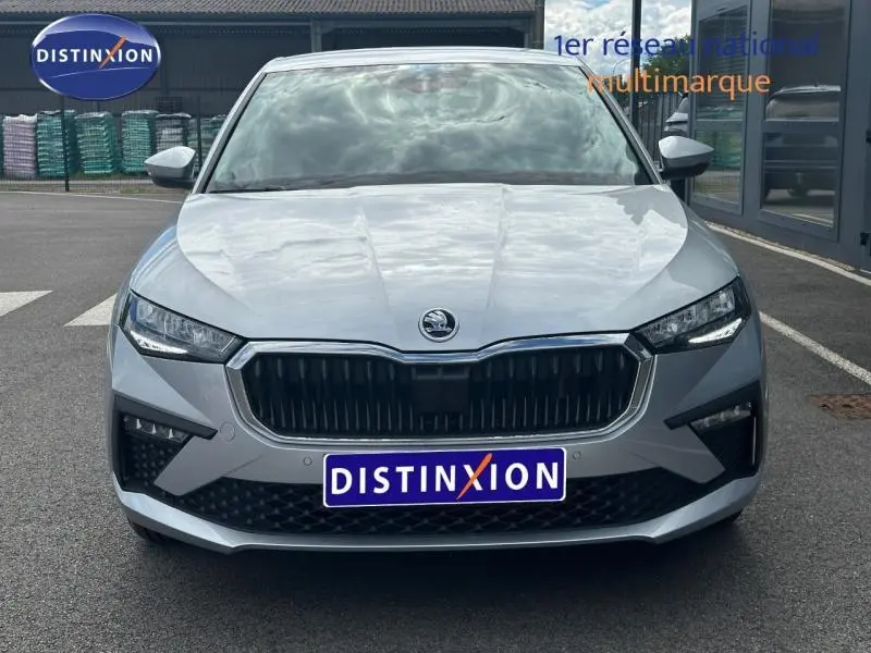 Vue frontale d'une Skoda Scala gris argent métallisé avec calandre noire et phares LED distinctifs.