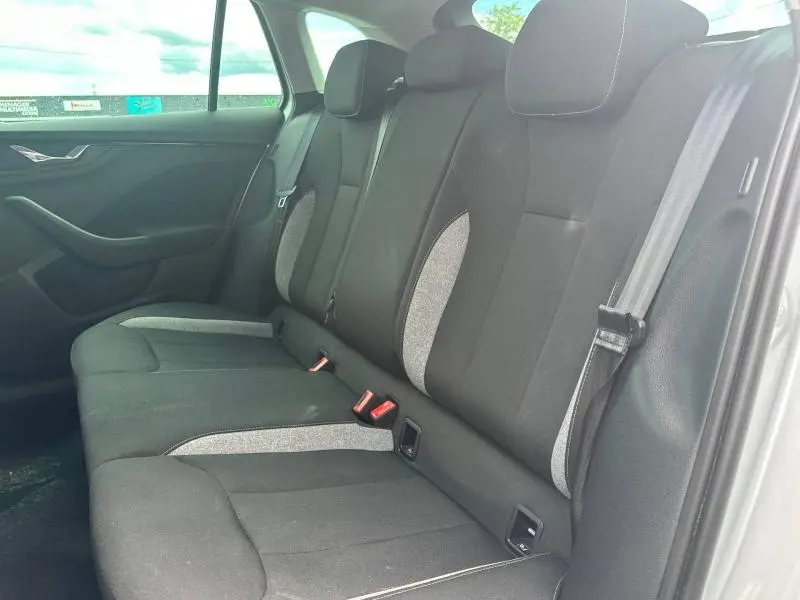 Vue intérieure de la banquette arrière noire et grise du Skoda Scala 2025, avec ceinture de sécurité visible côté droit.