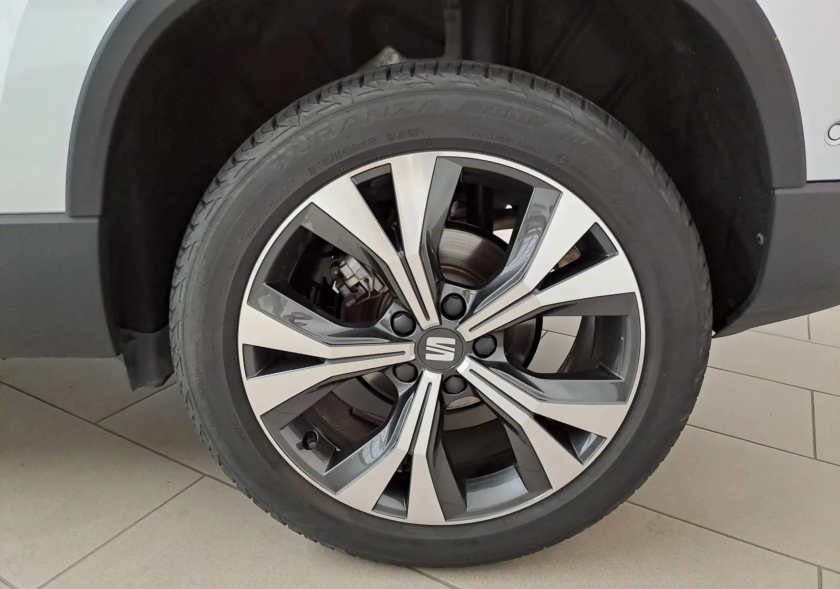 Gros plan sur la jante alliage 18'' usinée du SEAT Ateca 2.0 TDI 150 DSG7 Copa couleur Argent Reflex.