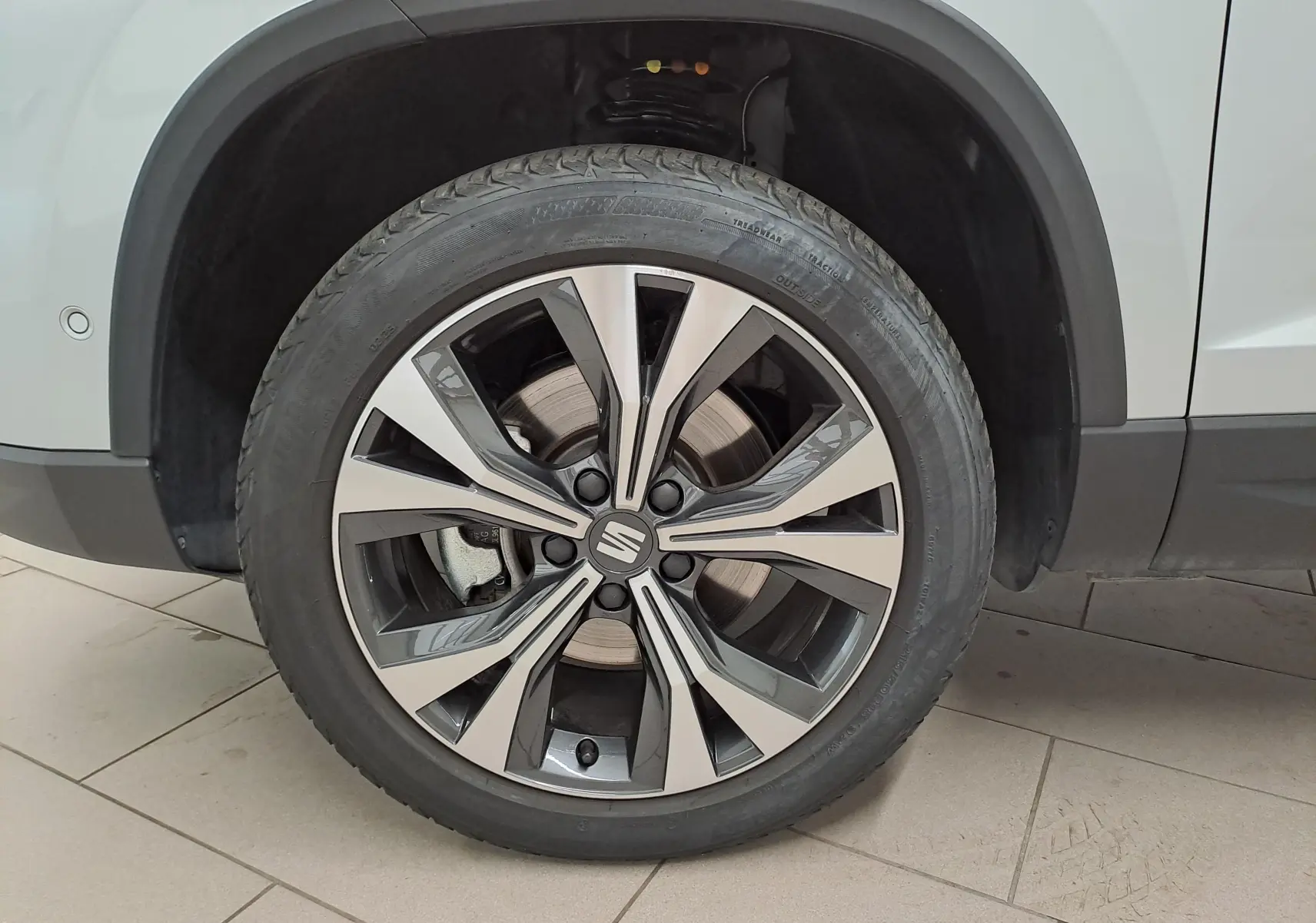 Gros plan sur la jante alliage 18'' usinée du SEAT Ateca 2.0 TDI 150 DSG7 Copa couleur Argent Reflex.