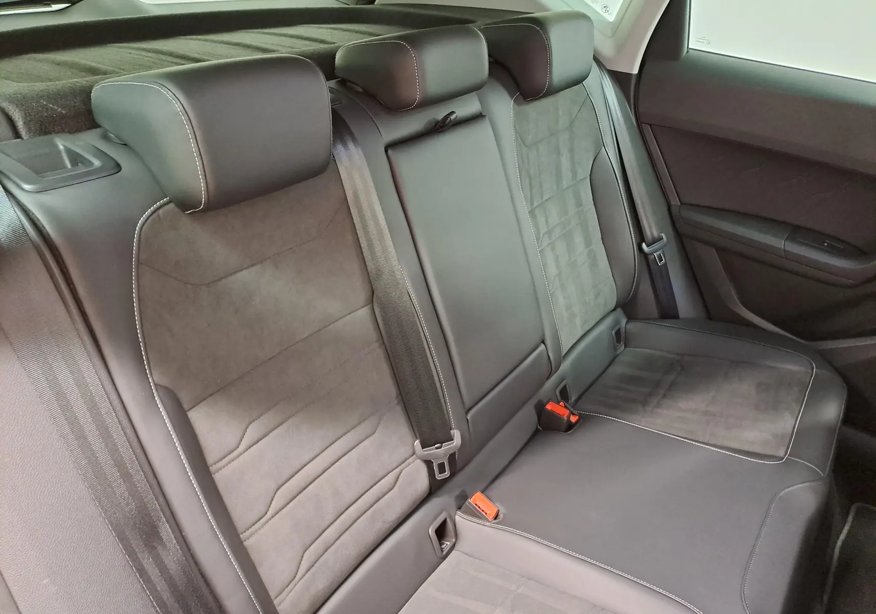 Vue intérieure des sièges arrière du SEAT Ateca 2.0 TDI 150 DSG7 Copa avec sellerie mixte cuir et alcantara noire.