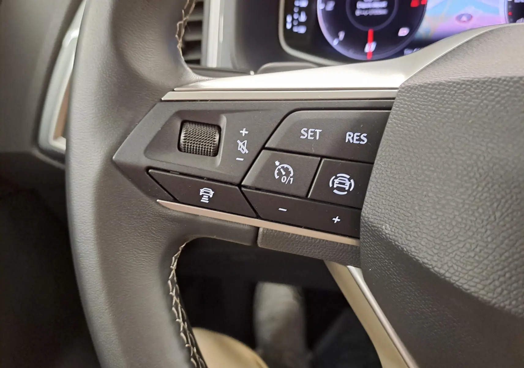 Gros plan sur les commandes de régulateur de vitesse au volant du SEAT Ateca 2.0 TDI 150 DSG7 Argent Reflex 2025.