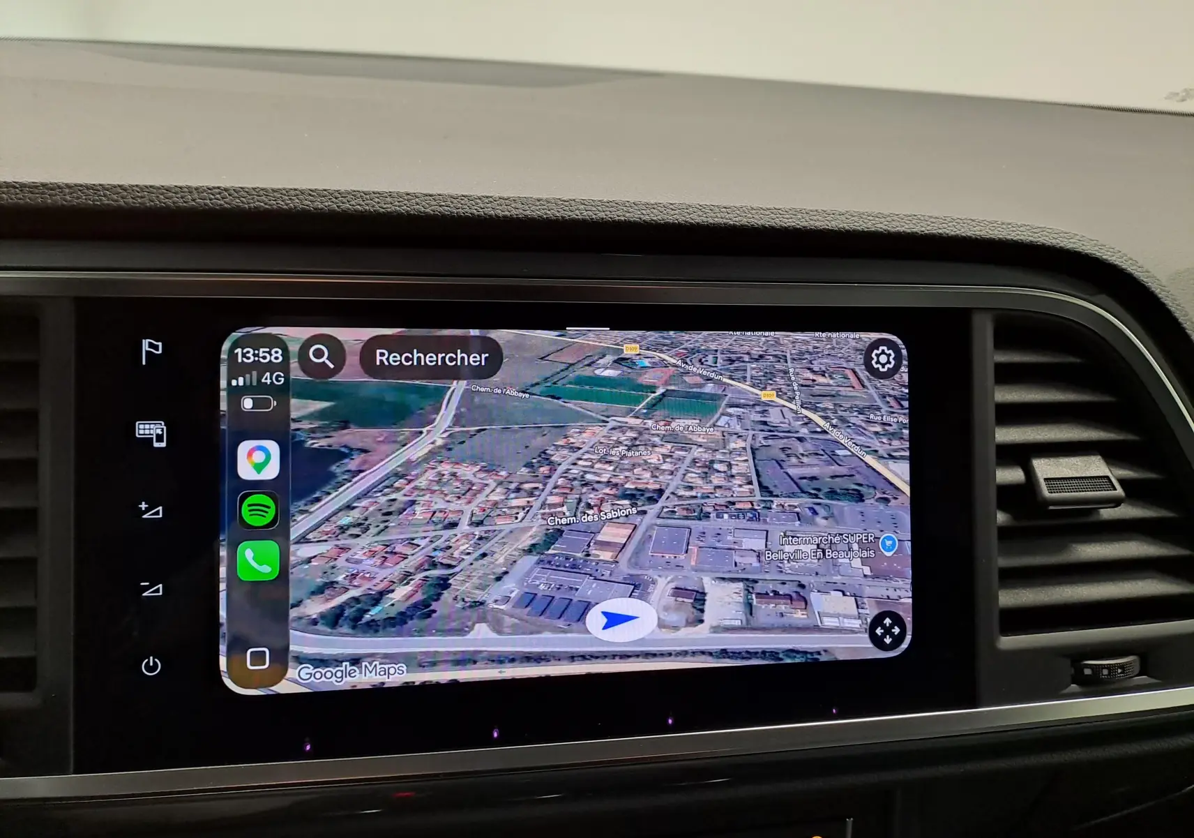 Vue intérieure du tableau de bord du SEAT Ateca 2025 avec écran tactile affichant une carte GPS en couleur.