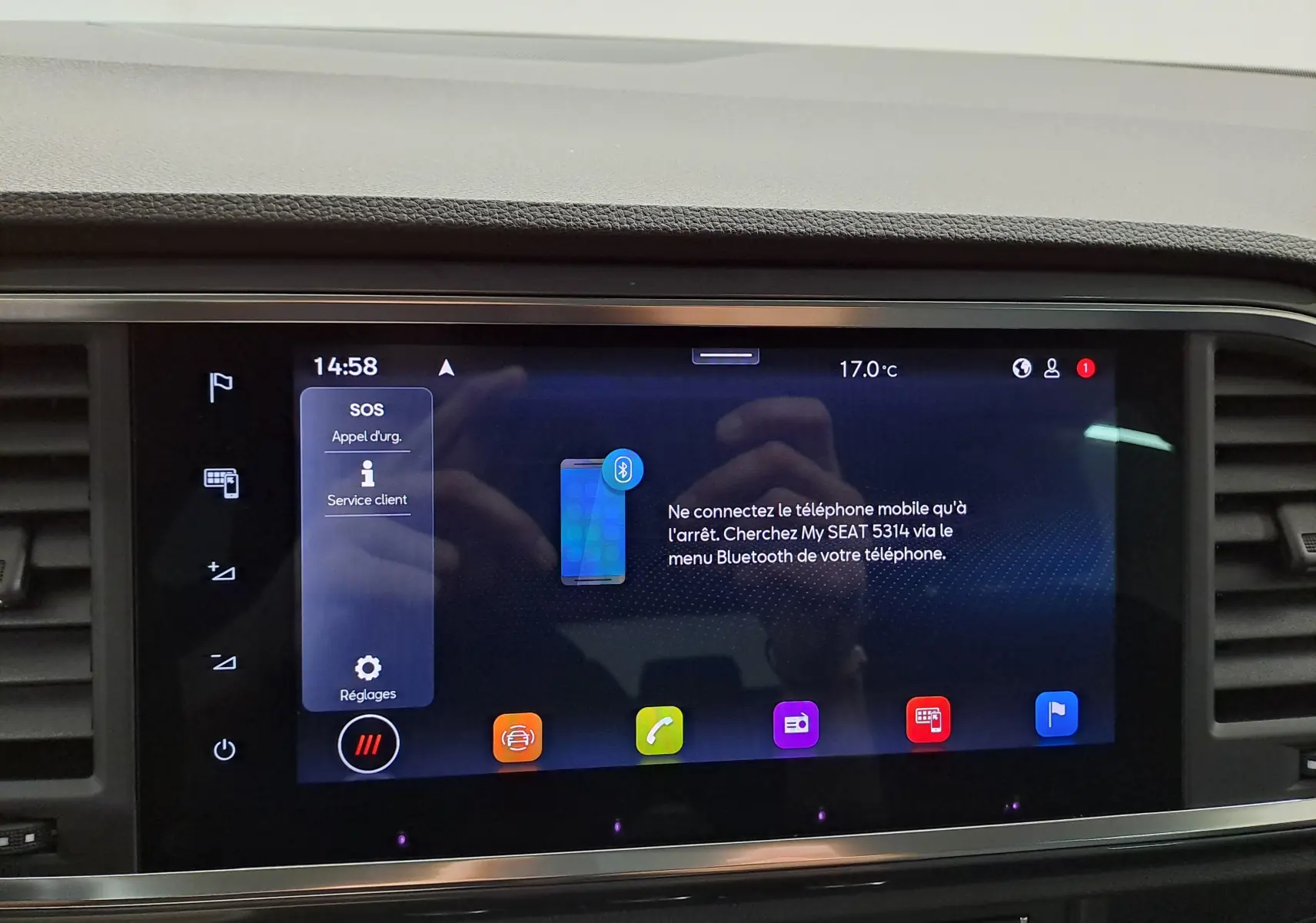 Écran tactile central du SEAT Ateca 2025 affichant le menu Bluetooth, entouré de la console noire moderne.