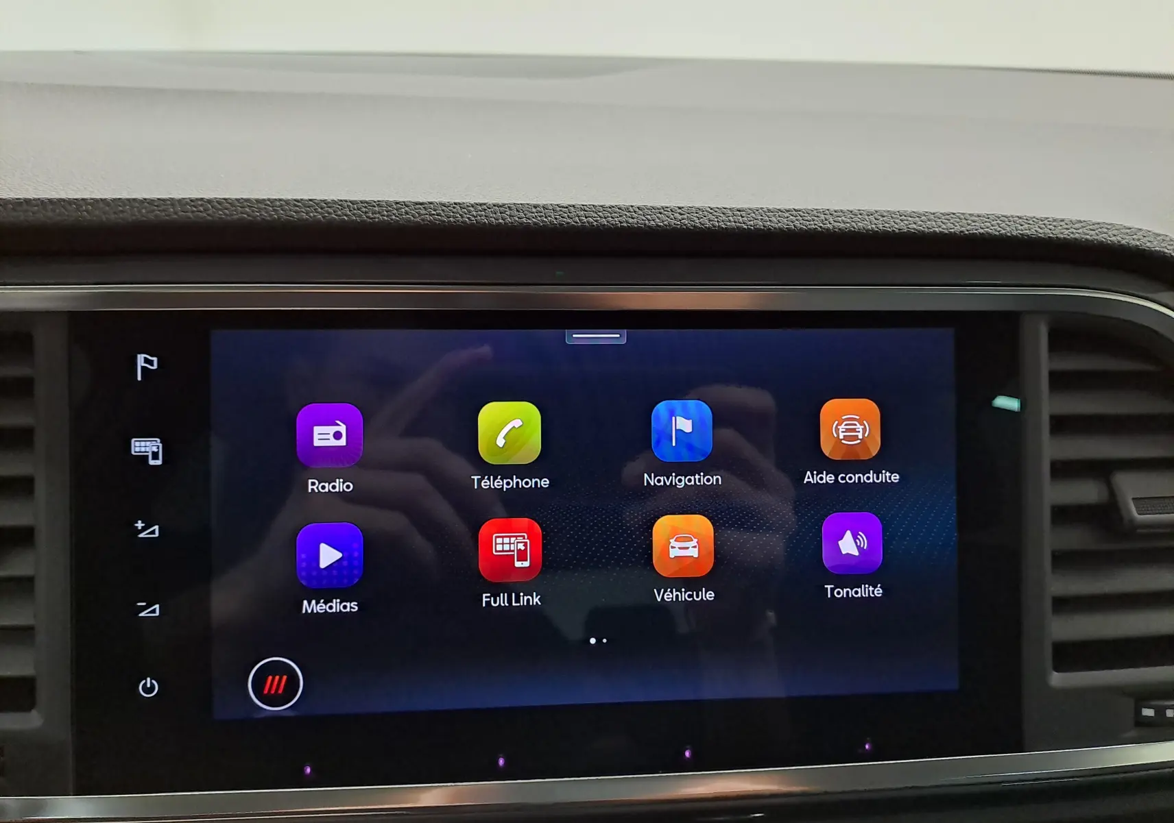 Écran tactile central du tableau de bord du SEAT Ateca 2025 affichant les applications radio, téléphone, navigation et aide à la conduite.