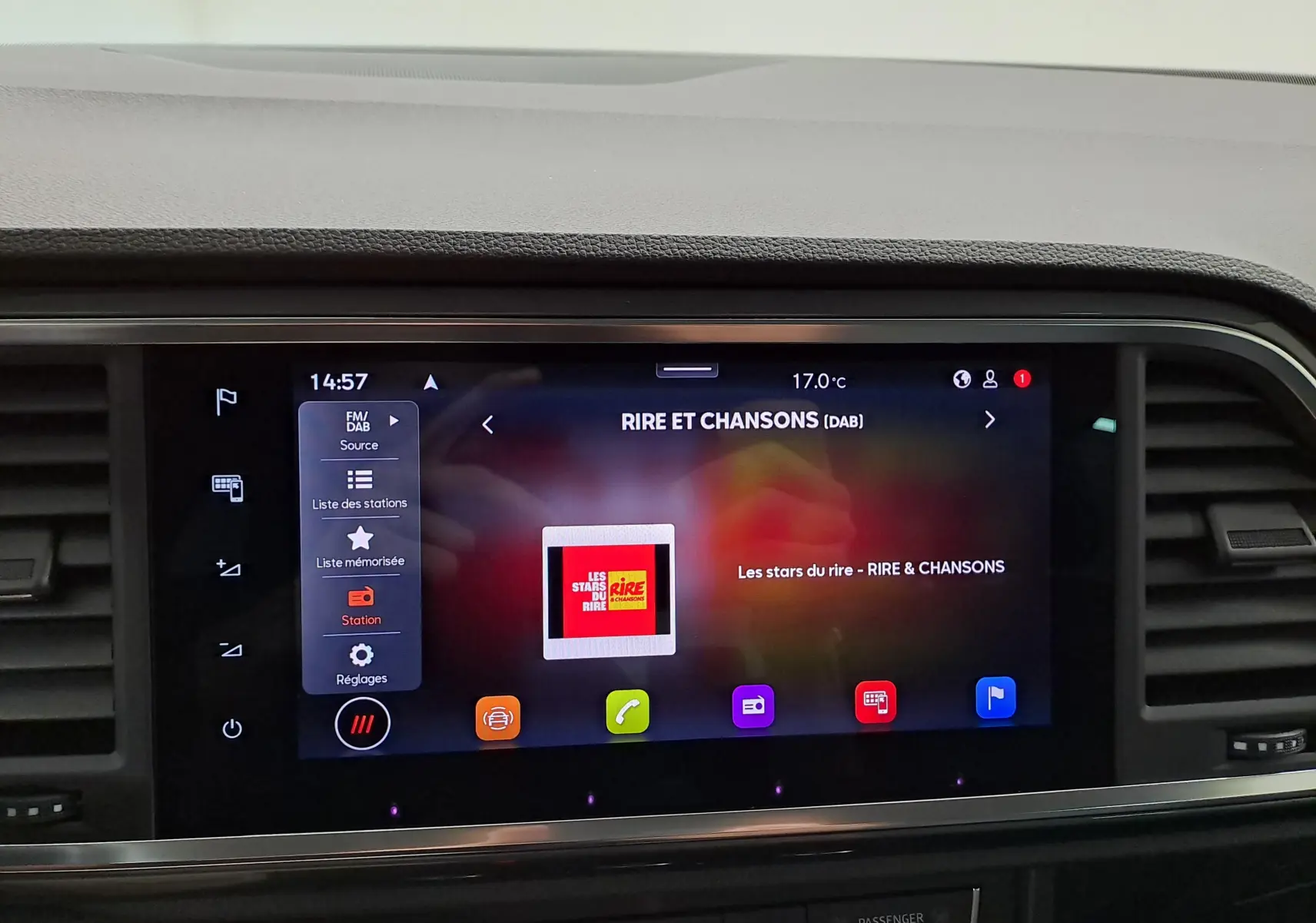 Écran tactile central du tableau de bord du SEAT Ateca 2.0 TDI 150 DSG7 Copa affichant la radio DAB Rire et Chansons.