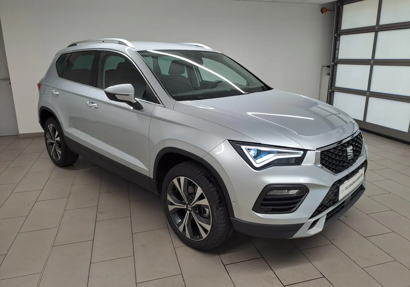 SEAT Ateca 2.0 TDI 150 DSG7 Copa en argent Reflex, vue 3/4 avant droit avec jantes alliage 18'' usinées.