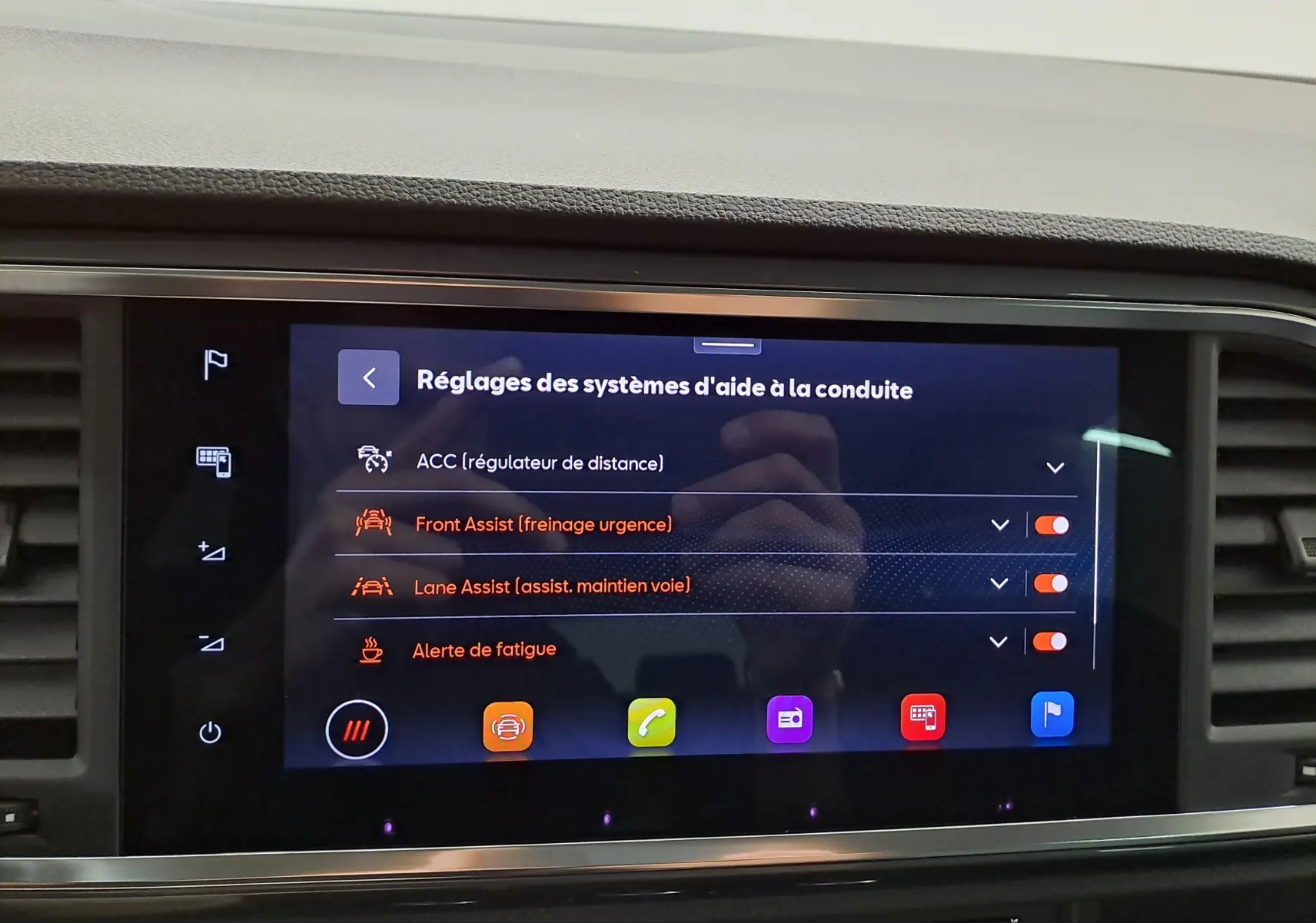 Écran tactile intérieur du SEAT Ateca 2.0 TDI 150 DSG7 Copa affichant les réglages d'aide à la conduite.