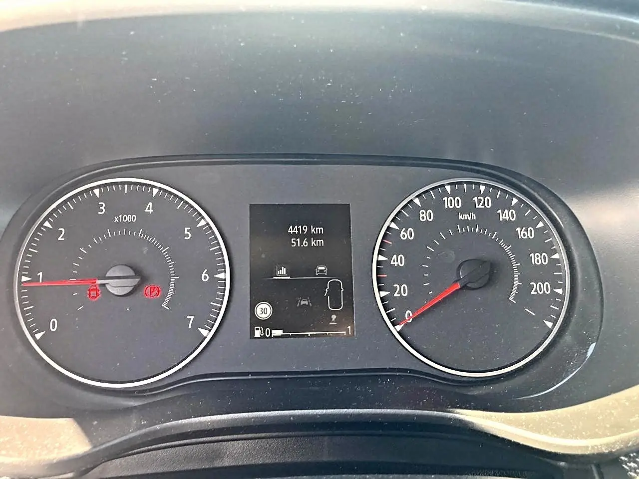 Tableau de bord de Dacia Sandero blanc 2025, vue frontale sur compte-tours, compteur de vitesse et écran multifonction.
