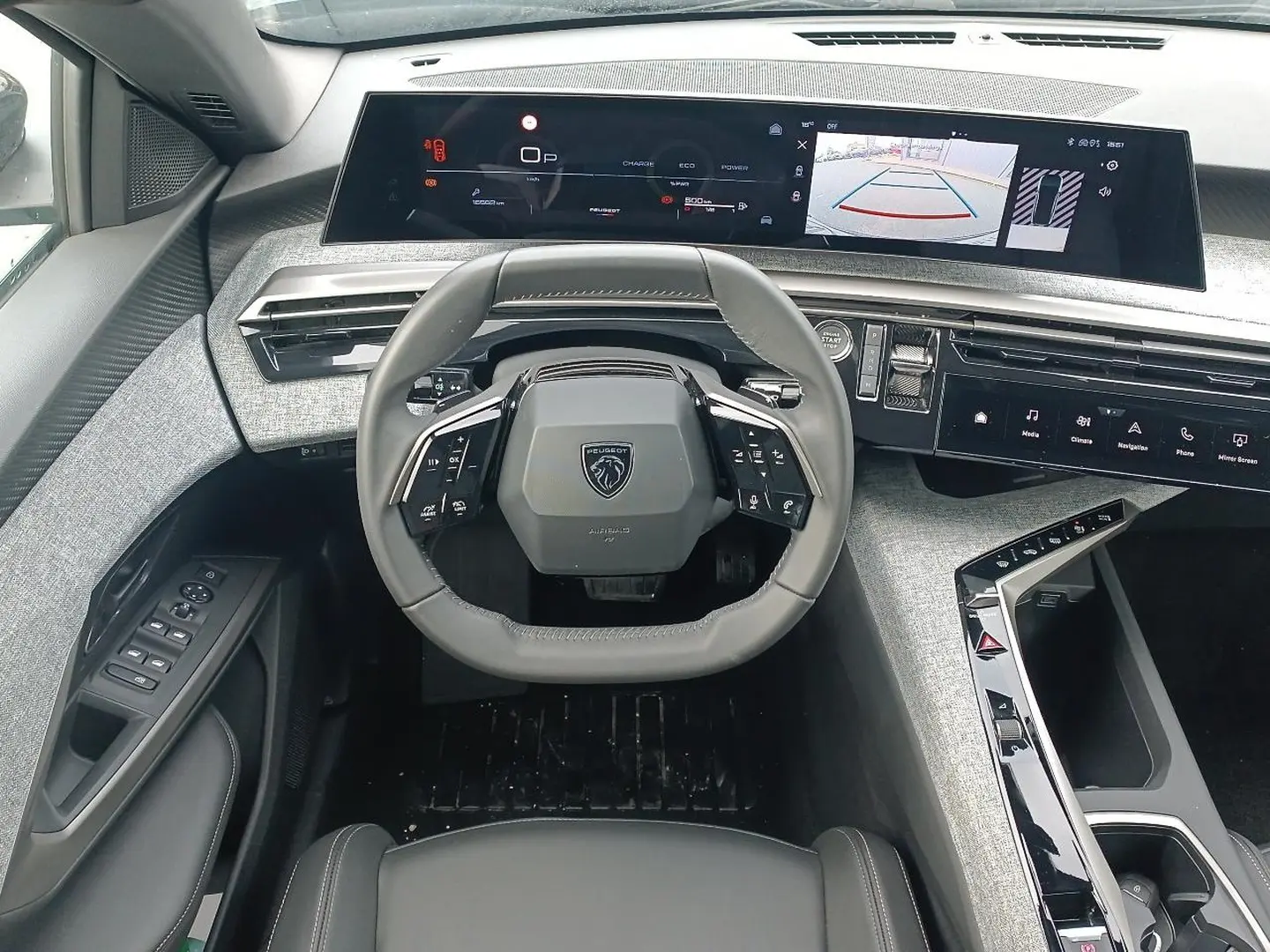 Vue intérieure centrée sur le volant cuir multifonction et l'écran tactile large du Peugeot 3008 bleu 2025.