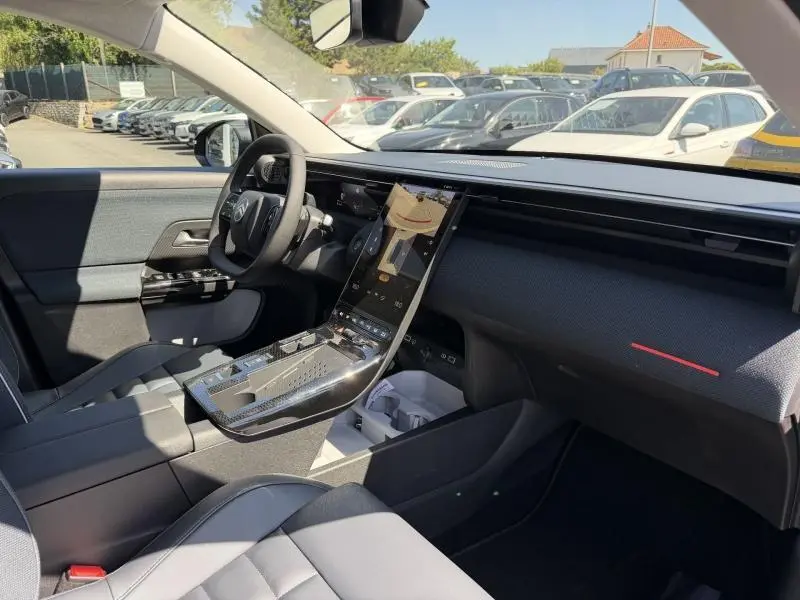 Vue intérieure côté conducteur du Citroën C5 Aircross noir Perla Nera avec écran tactile vertical et tableau de bord texturé.