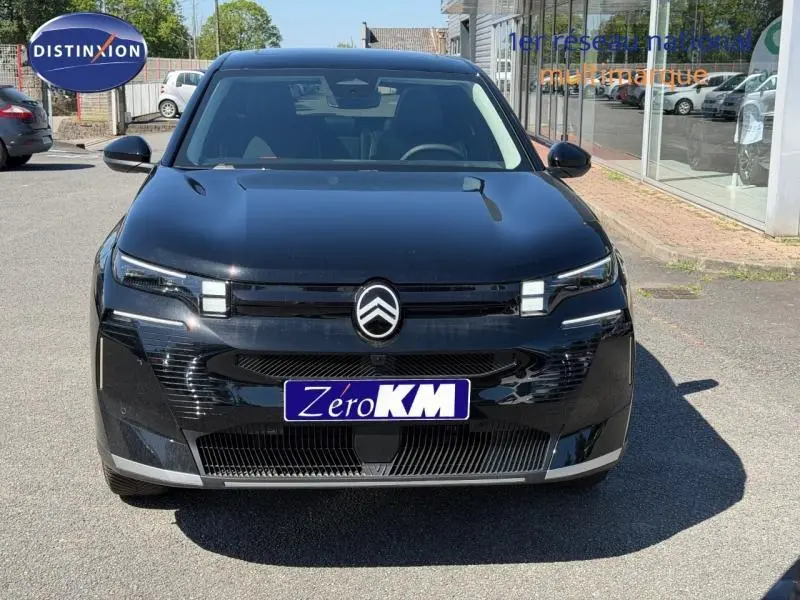 Vue frontale d'un Citroën C5 Aircross noir Perla Nera avec calandre moderne et logo centré, stationné en extérieur.