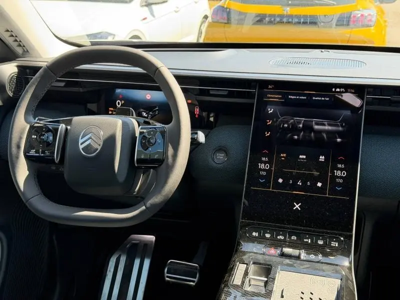 Vue intérieure du tableau de bord et volant noir du Citroën C5 Aircross 2026 avec écran tactile vertical et commandes intégrées.