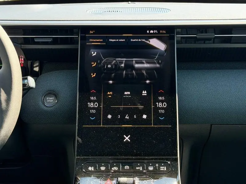 Vue rapprochée de l’écran tactile central noir du tableau de bord du Citroën C5 Aircross 2026 avec commandes climatisation affichées.