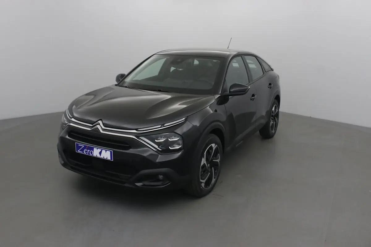 Citroën C4 noir vue 3/4 avant droit dans un studio, avec ses phares LED et jantes alliage distinctives.