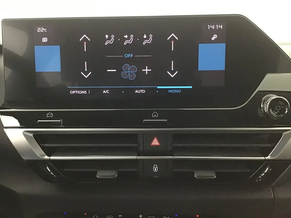 Écran tactile central de la Citroën C4 noire 2022 affichant les réglages de climatisation automatique.