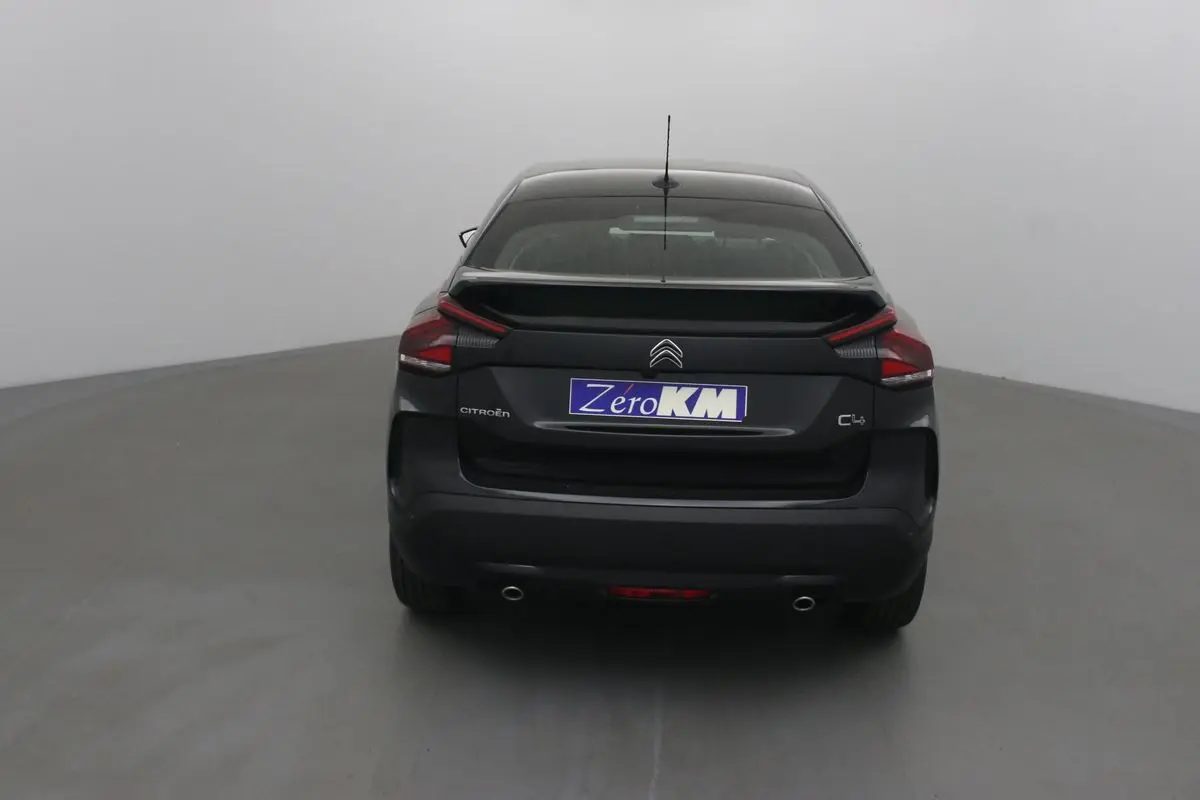 Vue arrière d'une Citroën C4 noire 2022 avec feux LED et double sortie d'échappement visibles sur fond neutre.