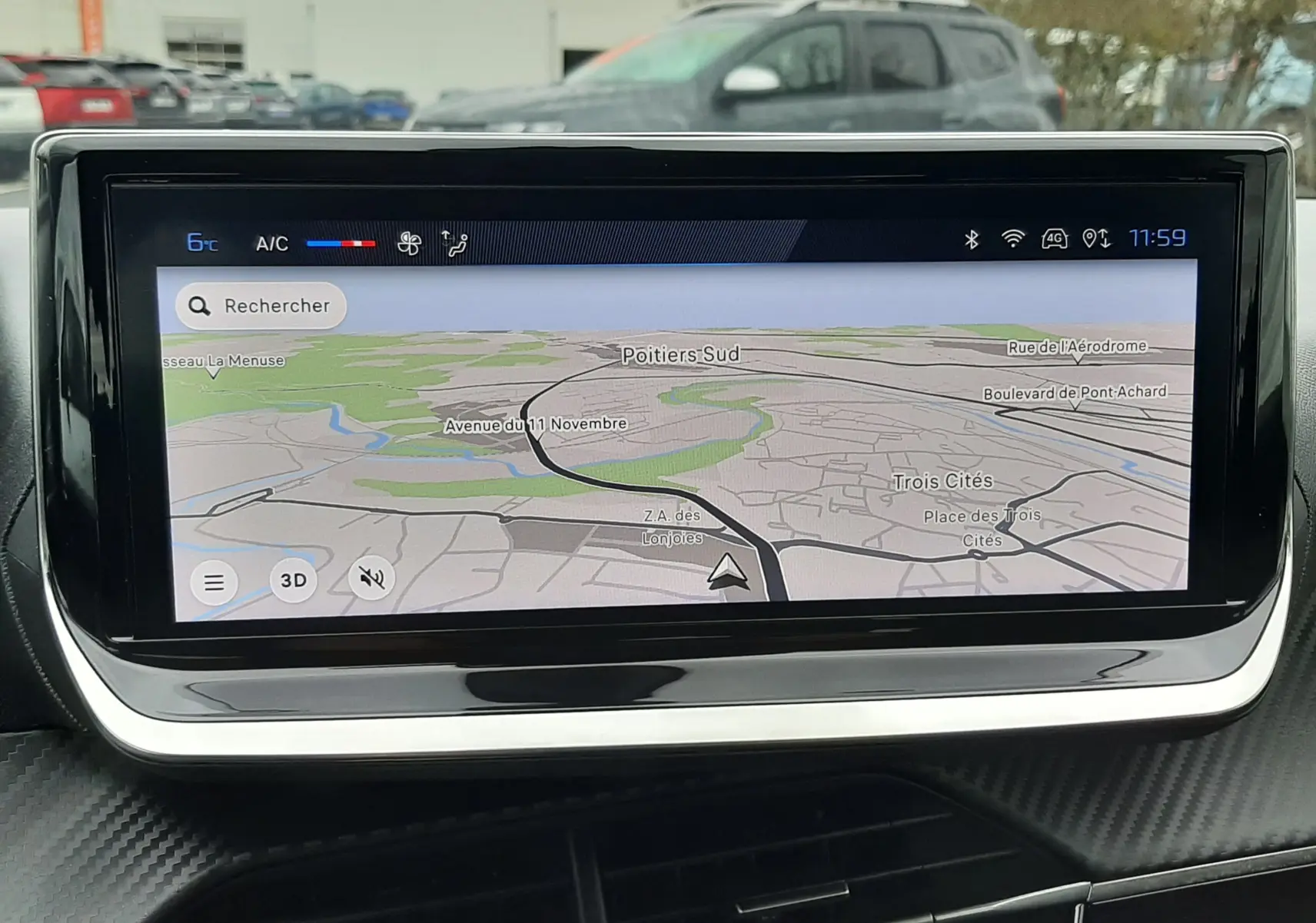 Écran tactile central du tableau de bord de la Peugeot 208 2024 affichant la navigation GPS en extérieur.