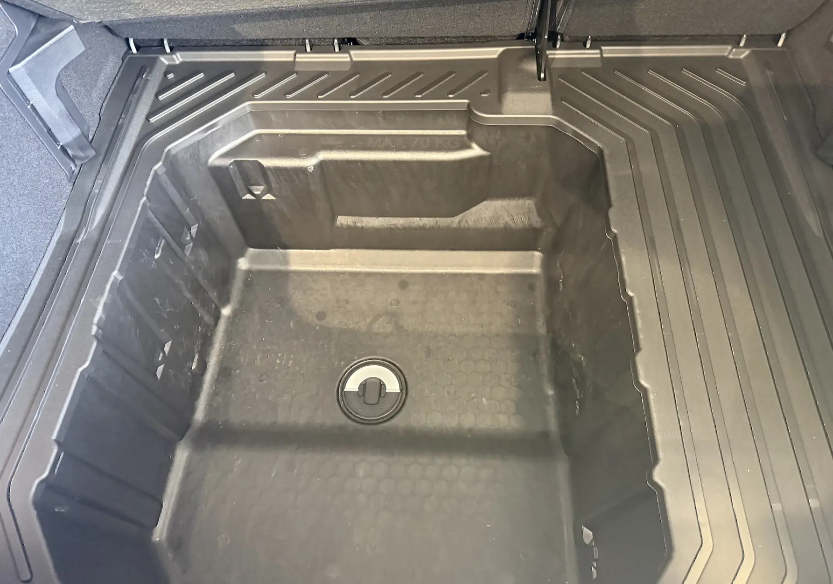 Vue plongeante sur le coffre noir agate du Ford Puma 2022, mettant en valeur le rangement profond et la surface texturée.