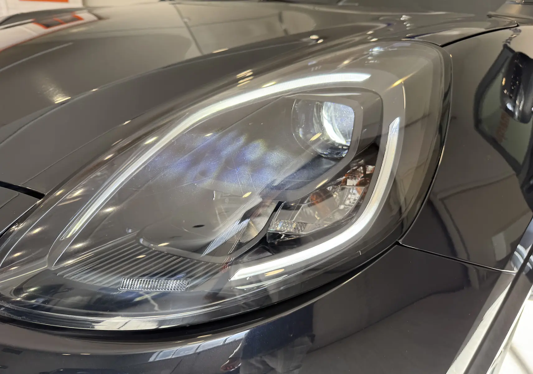 Gros plan sur le phare avant droit du Ford Puma noir Agate 2022 avec éclairage LED distinctif.