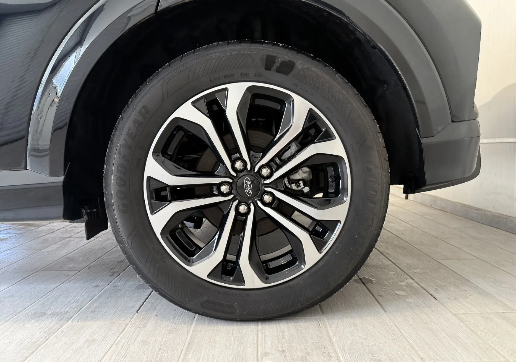 Gros plan sur la roue avant droite du Ford Puma noir Agate, mettant en valeur la jante alliage 17 pouces au design moderne.