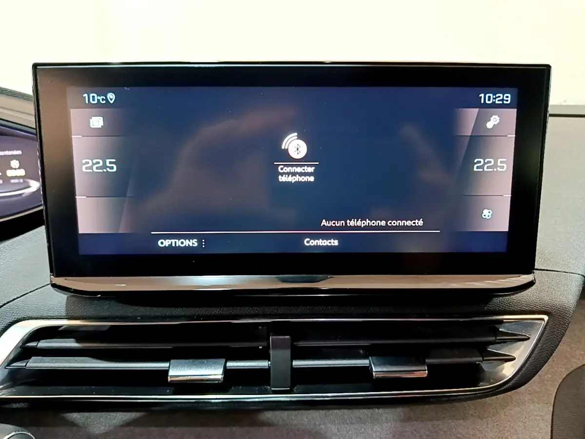 Écran tactile central affichant la connexion Bluetooth et la climatisation à 22,5°C dans le Peugeot 3008 noir 2023.