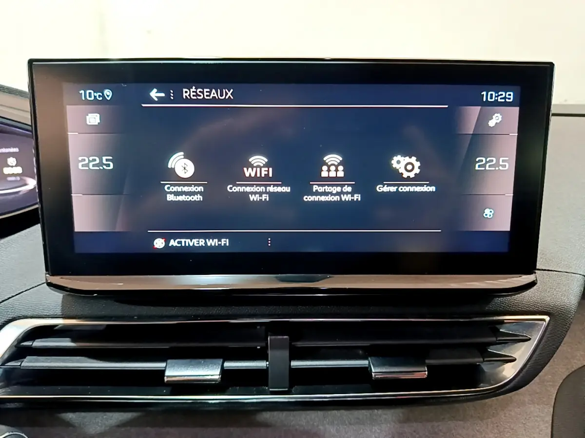 Écran tactile central du Peugeot 3008 GT 2023 affichant les options de connexion Wi-Fi et Bluetooth, tableau de bord noir.