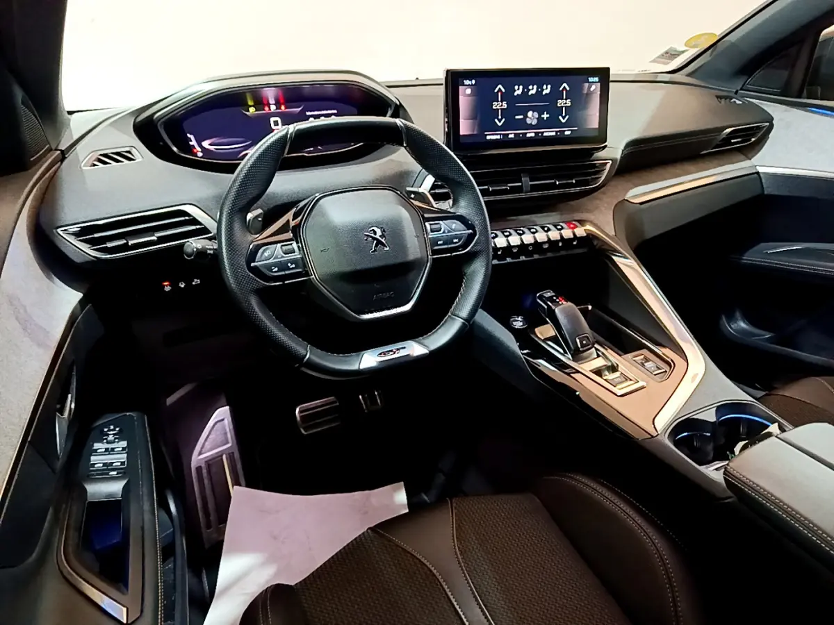 Intérieur Peugeot 3008 GT 2023 vu côté conducteur, volant cuir GT, tableau de bord digital et écran tactile central.