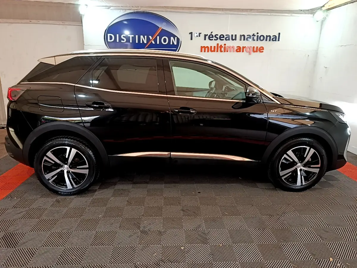 Profil côté gauche d'un Peugeot 3008 GT noir 2023, soulignant ses jantes alliage et lignes élégantes.
