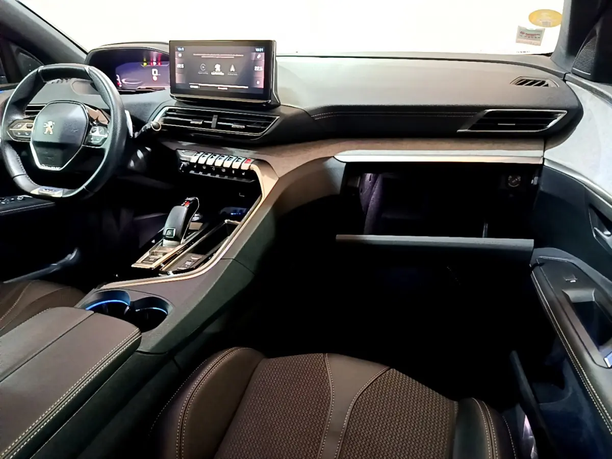 Intérieur du Peugeot 3008 GT 2023 noir, vue côté passager sur tableau de bord et écran tactile central.