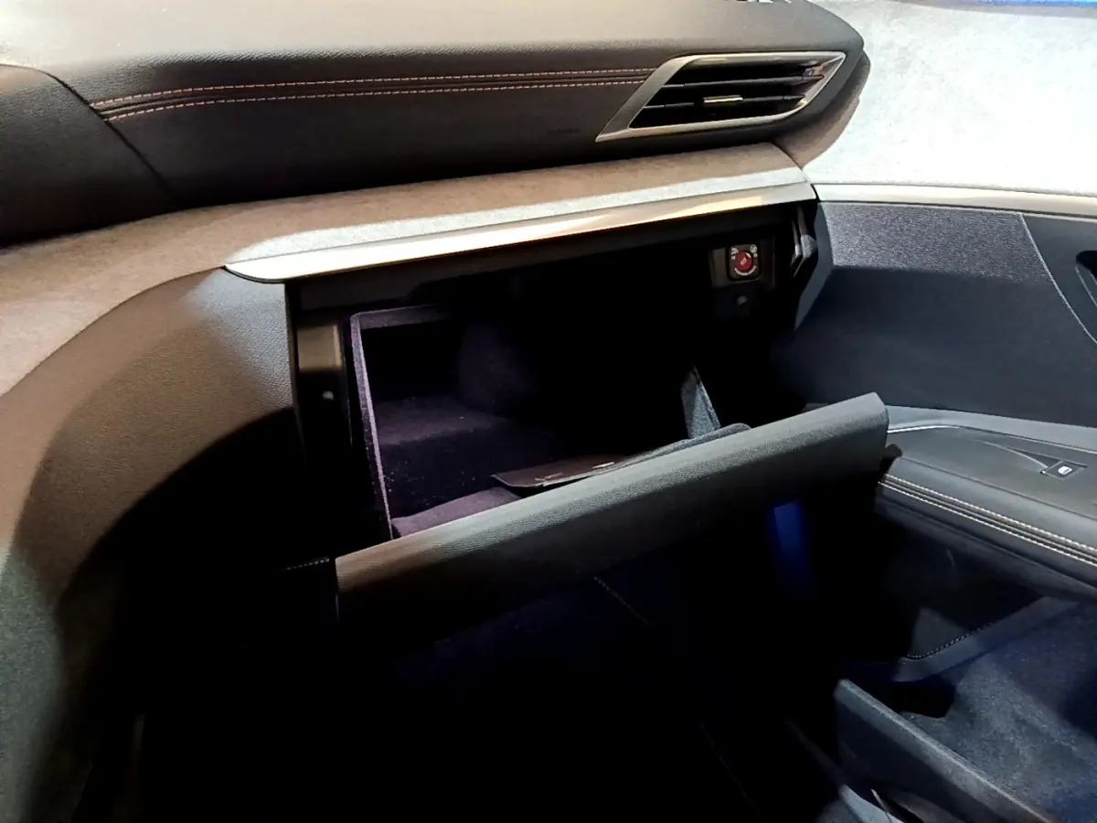 Gant de rangement ouvert côté passager du Peugeot 3008 noir, montrant le tableau de bord et les finitions grises.