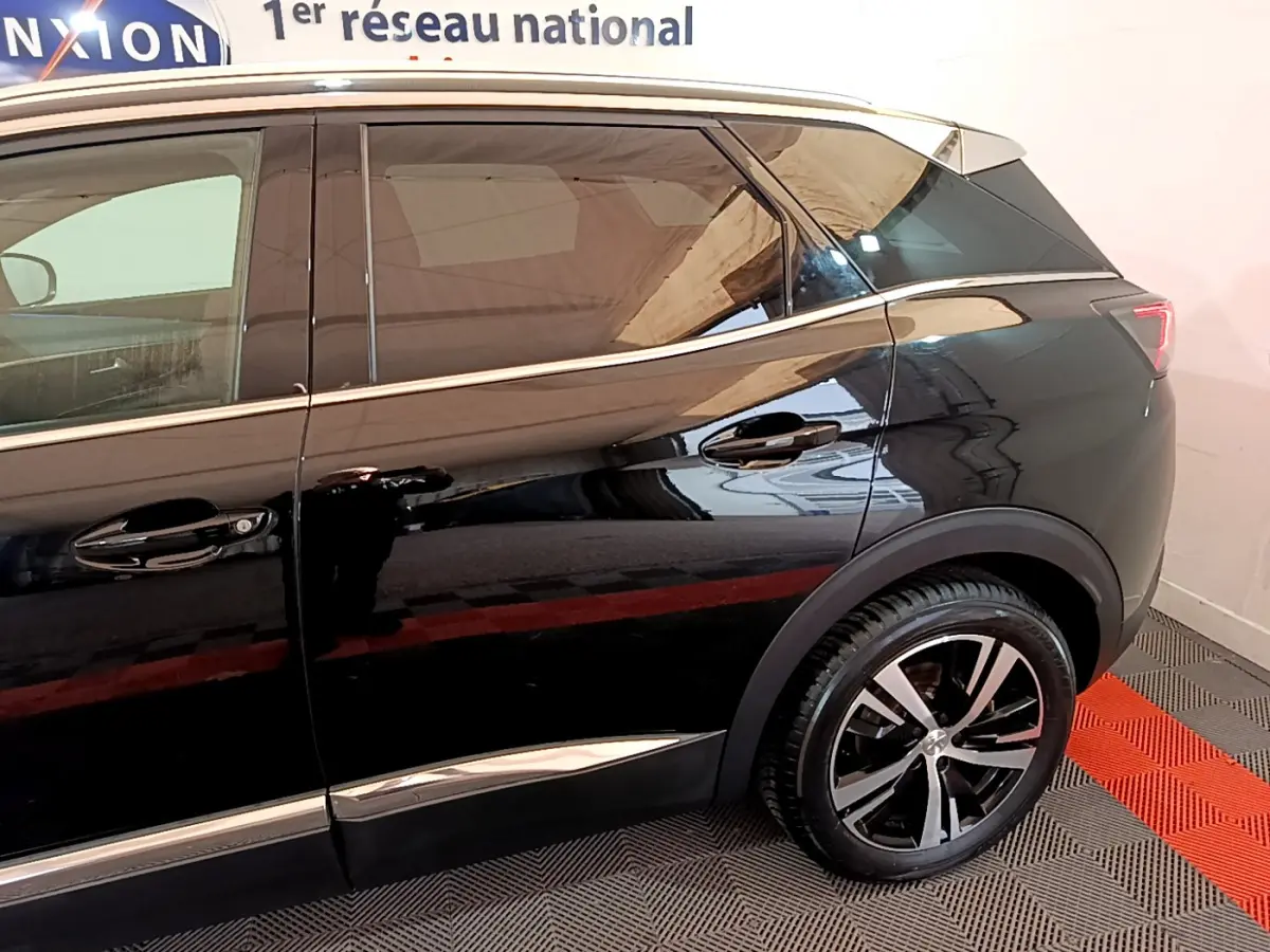 Vue latérale côté droit du Peugeot 3008 noir 2023, mettant en valeur les lignes de la carrosserie et la roue arrière.