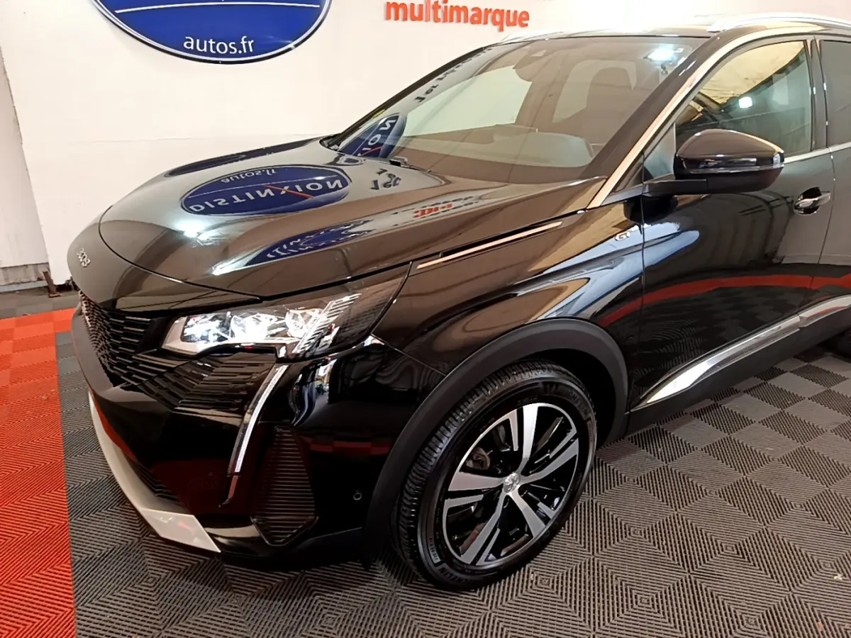 Peugeot 3008 BlueHDi 130 GT noir en 3/4 avant droit, avec phares LED et jantes alliage distinctives.