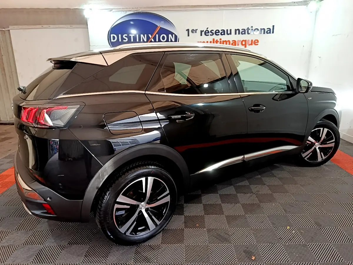 Peugeot 3008 BlueHDi 130 GT noir, vue 3/4 arrière côté gauche, avec jantes alliage et feux LED distinctifs.