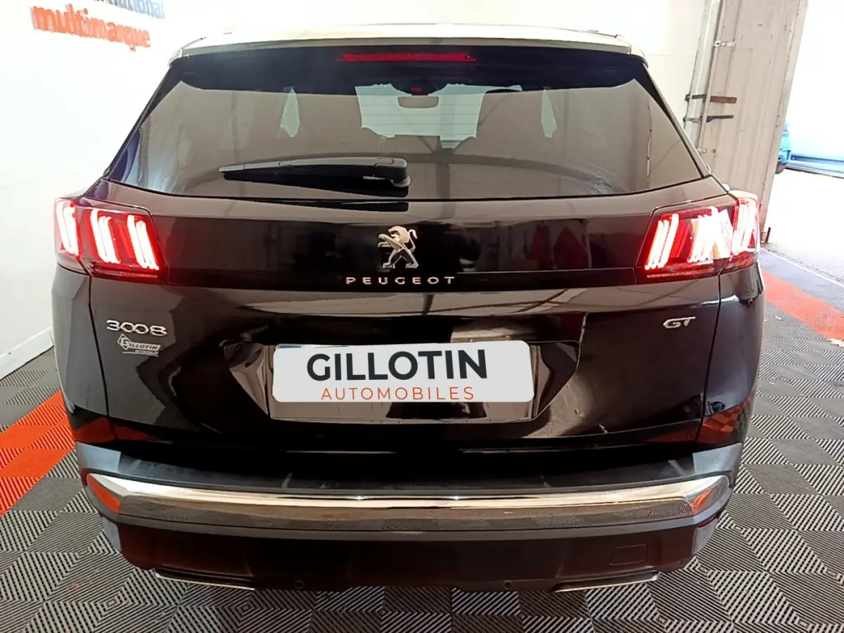 Vue arrière d'un Peugeot 3008 GT noir avec feux LED caractéristiques et logo centré sur le hayon.