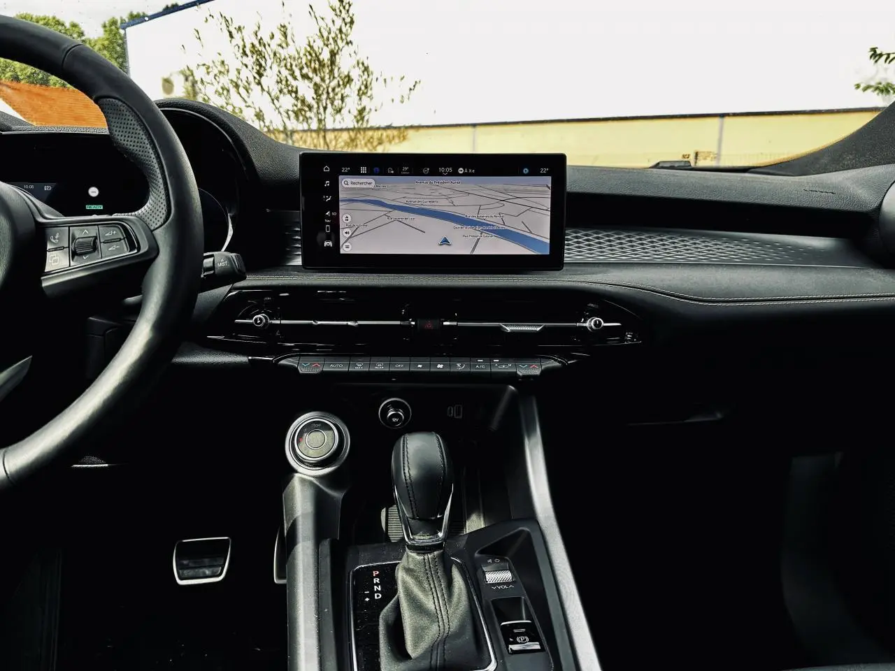 Vue intérieure centrée sur la console centrale et écran tactile du tableau de bord de l'Alfa Romeo Tonale 2024.