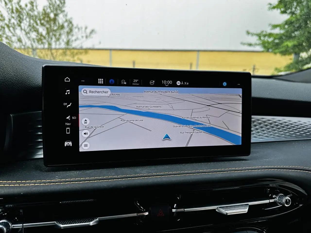 Écran tactile central affichant la navigation dans l'Alfa Romeo Tonale 1.5 mHEV Sprint, vue intérieure avant.