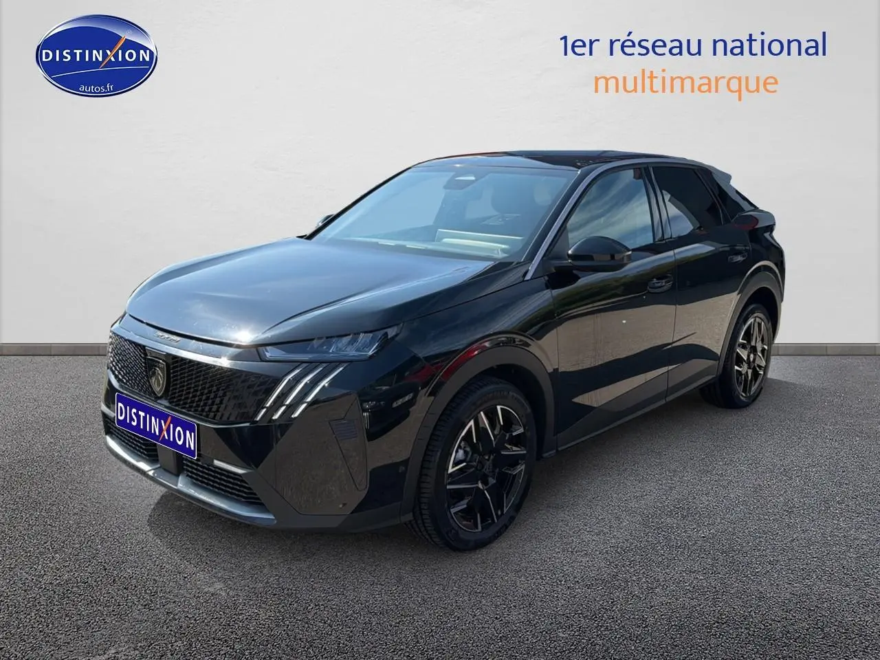 Peugeot 3008 noir perla nera vue 3/4 avant droit avec jantes alu et calandre distinctive.