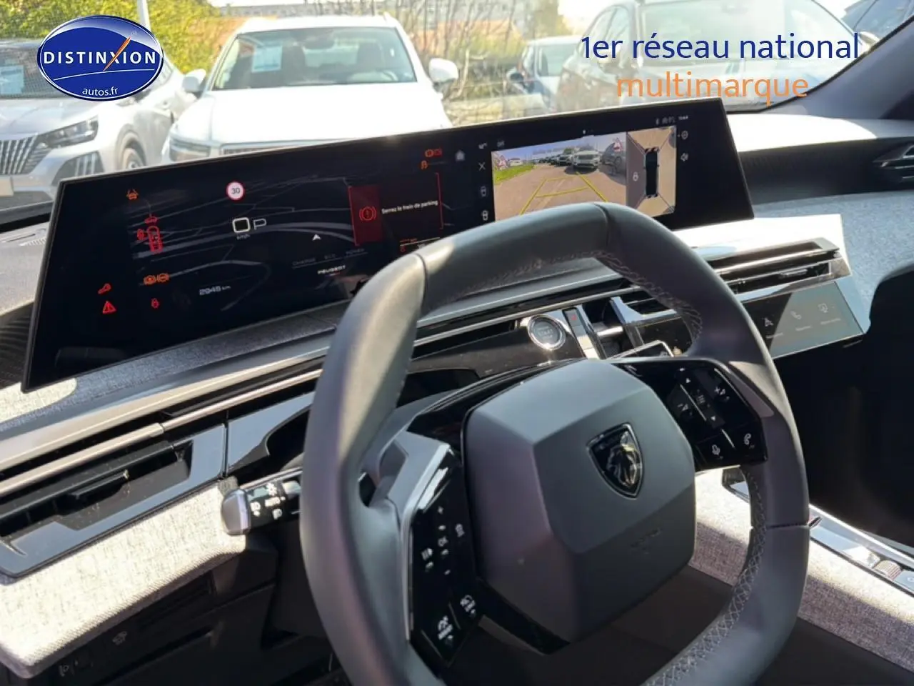 Vue intérieure du tableau de bord du Peugeot 3008 2025, volant cuir multifonction et écran tactile large affichant caméra de recul.