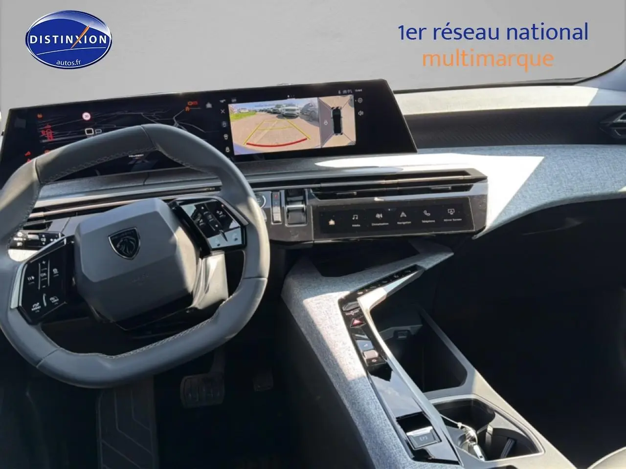 Vue intérieure du tableau de bord et volant cuir noir du Peugeot 3008 1.2 hybrid 145 allure e-dcs6 2025.