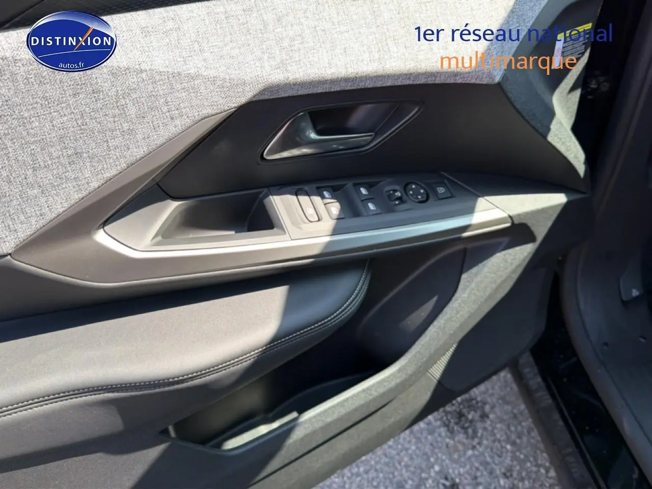 Vue rapprochée de la porte avant gauche noire du Peugeot 3008 1.2 hybrid 145 allure avec commandes de vitres et rétroviseurs.