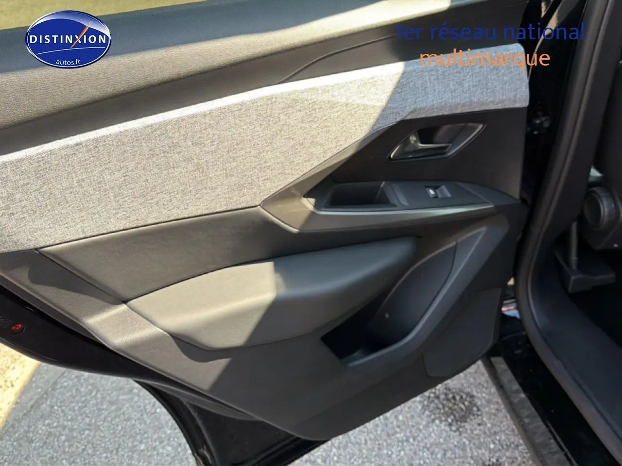 Vue intérieure de la porte avant gauche du Peugeot 3008 noir perla nera, avec habillage tissu et plastique gris.